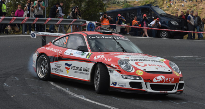 Exhibición de Porsche y Ferrari, con permiso de Ponce, en el shakedown