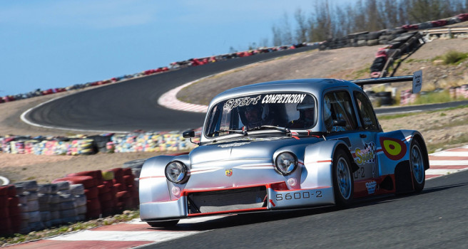 Willy Padrón toma el volante del Seat 600 JTR Willy Padrón toma el volante del Seat 600 JTR