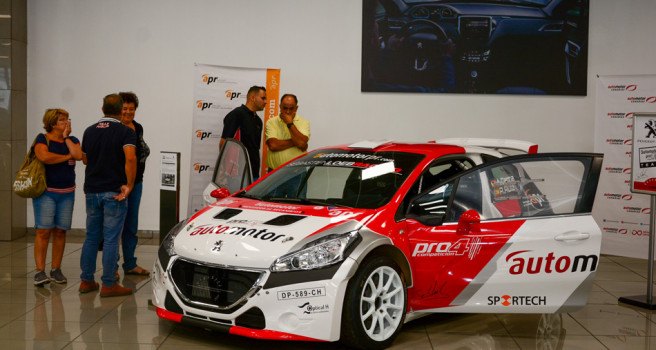 Adrián García muestra su Peugeot 208-T16 R5 a los aficionados