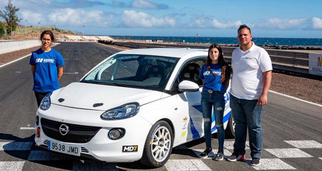 Alba García y Sara Valido, en el Sández Competición con un Opel ADAM