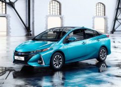Toyota-Prius_Plug-in_Hybrid-2017-1600-0b